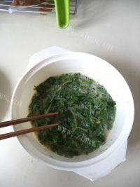 十分诱人的香椿煎蛋做法图解4)