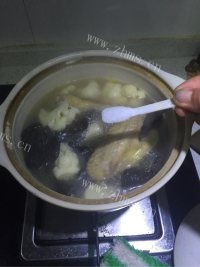 美味的砂锅鸡汤做法图解4)