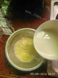 美味的牛奶蒸蛋做法图解4)