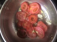 美味的金针菇番茄汤做法图解3)