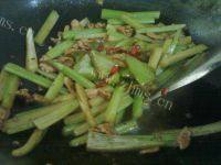 家常菜芹菜炒肉片做法图解9)