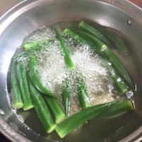 热腾腾的白灼秋葵做法图解1)