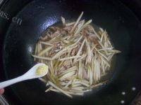 清淡肉丝炒茭白做法图解7)