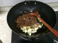 好吃的咸鱼茄子煲做法图解3)