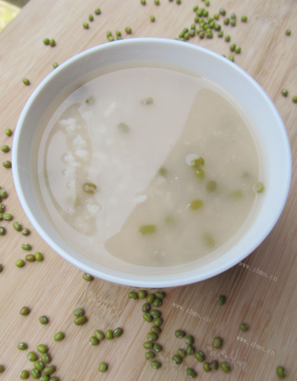 色泽鲜亮的绿豆粥