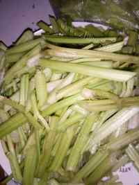 芹菜炒豆干做法图解1)