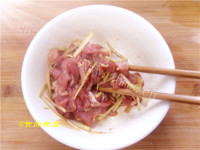 美味的皮蛋瘦肉粥做法图解6)