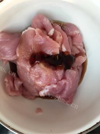 香辣滑嫩家庭版水煮肉片做法图解2)