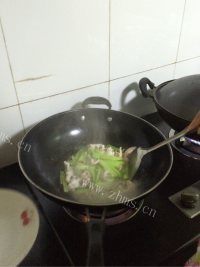 家常菜西芹炒鱿鱼做法图解8)