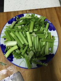 好吃家庭炒芹菜做法图解1)