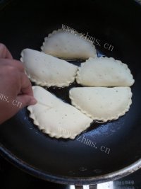 美味的荠菜盒子做法图解12)