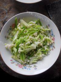 诱人的西红柿炒菜花做法图解1)