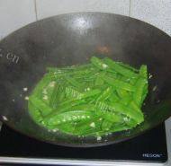 可口的蒜香荷兰豆做法图解6)