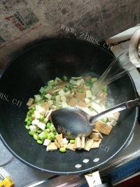营养丰富的炒三丁做法图解6)