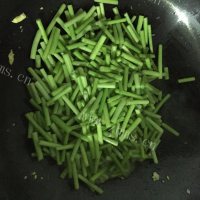 家常菜蒜苔炒鸡蛋做法图解4)
