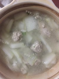 美味的冬瓜丸子粉丝汤做法图解3)