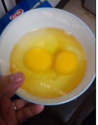 诱人的黄金蛋饺做法图解2)
