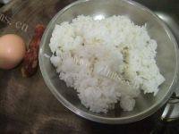 香味扑鼻的腊肠鸡蛋炒饭做法图解1)