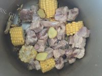 美味的排骨玉米汤做法图解4)