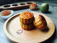 自制莲蓉蛋黄月饼