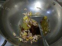家常菜茼蒿炒肉丝做法图解7)