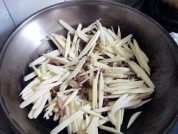 美味的茭白炒肉做法图解5)