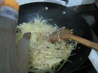 软嫩的素炒土豆丝做法图解5)