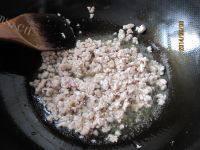 家常菜肉末烧茄子做法图解4)