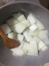 美味的冬瓜丸子粉丝汤做法图解2)