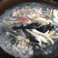 美味的花生眉豆鸡脚汤做法图解4)