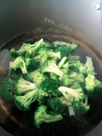 美味的虾仁蒜香西兰花做法图解4)