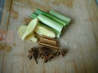 柔软的五花肉炖榛蘑做法图解3)