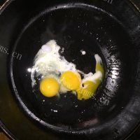 美味的火腿肠蛋炒饭做法图解3)