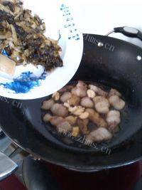五花肉炒酸菜做法图解10)