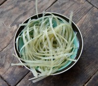 好吃的酸菜炖排骨做法图解2)