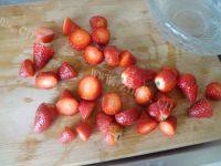 酸甜草莓沙拉的做法图解三