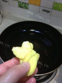 美味的酸菜鲫鱼汤做法图解7)