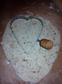 可口的爱心红枣饼做法图解8)