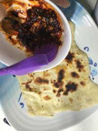 特色刷酱卷饼做法图解5)