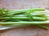 家常菜芹菜炒腊肉做法图解1)