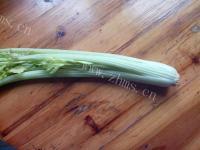家常菜芹菜炒肉做法图解3)