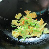 家常菜芹菜炒蛋做法图解6)