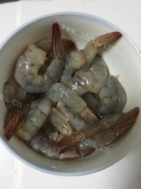 色泽不错的芦笋炒虾做法图解1)