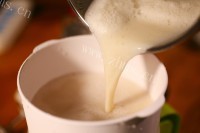 爽口暖胃的醇美土黄豆磨盘豆浆做法图解15)