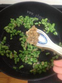 家常菜肉末四季豆做法图解4)