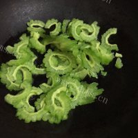 别具风味的金沙苦瓜做法图解4)