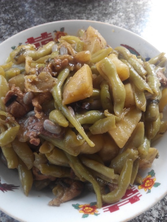 色泽鲜亮的猪肉炖豆角