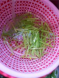 爱上芹菜炒肉丝做法图解1)