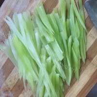 家常菜炒莴笋丝做法图解2)