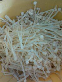 家常菜金针菇炒肉片做法图解4)